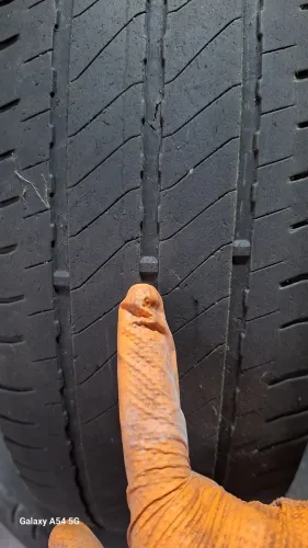 2 pneus Michelin 205/75R16C meia vida roda muito ainda