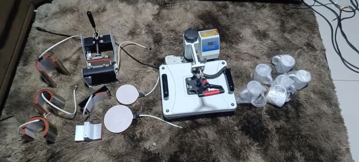 Máquina de sublimação, canecas, camisetas e bones