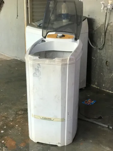 Tanquinho de lavar roupas funcionando 