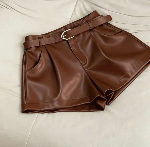 Short couro marrom