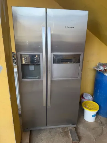 Geladeira Eletrolux side by side em aço inoxidável com dispensor de água e gelo na porta 