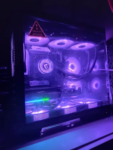 PC GAMER COM RYZEN 7 9800X3D - RX 9060 XT 16GB - 32GB DE RAM - 1TB