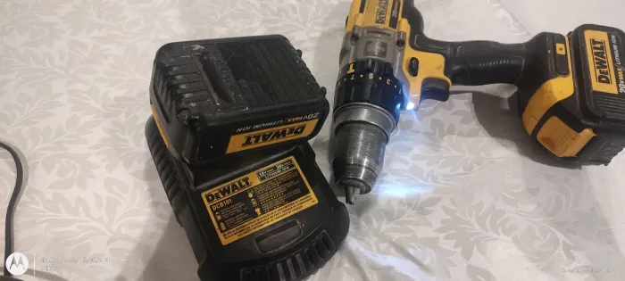 2 baterias20v, 1 carregador e uma parafusadeira da DEWALT DCB101