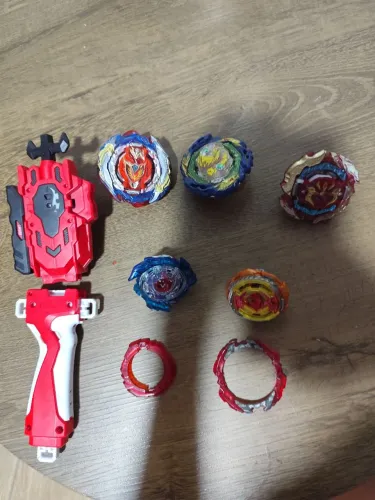 vende-se conjunto de 5 Beyblade e um lançador de corda oficiais da Takara tomi usado