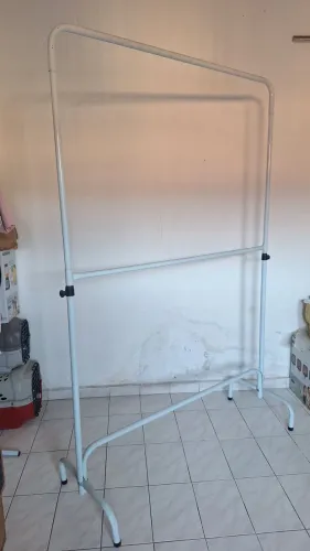 Arara de roupas branca
