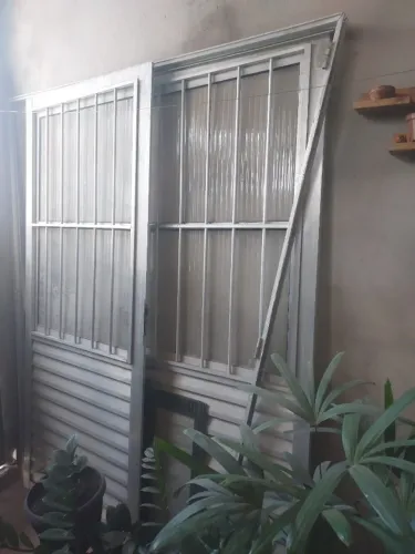 Porta de alumínio de abrir com 2,08 cm de Altura é 88 cm de largura cada lado da porta . 