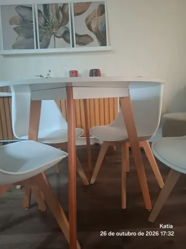 Mesa com quatro cadeira branca