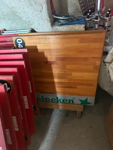 Mesa de madeira com quatro cadeiras 