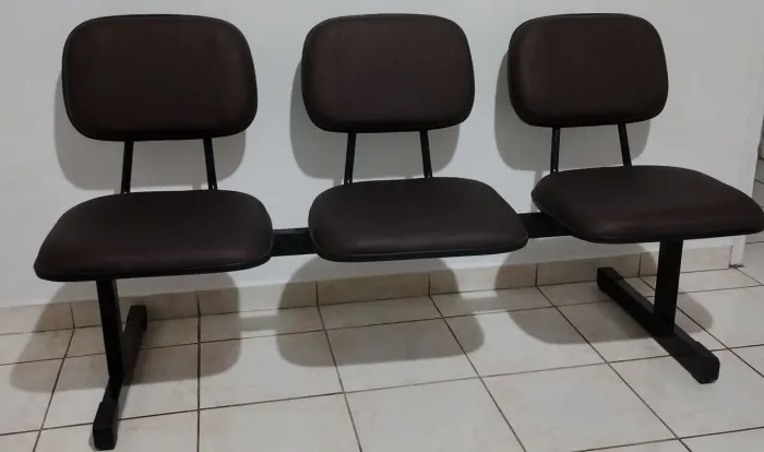 Cadeira estofada marrom de 3 assentos