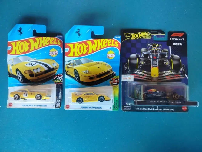 Carrinhos hotwheels ferrari, red bull 