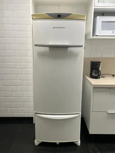 Geladeira com gavetão de legumes e adega.