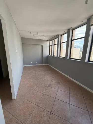 Centro Histórico - Ampla Sala Comercial com Garagem - Oportunidade Única
