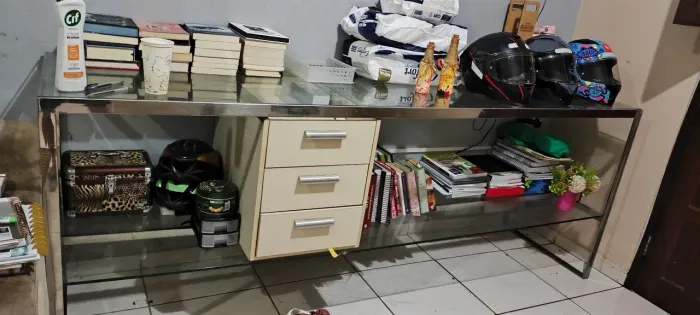 Móvel de vidro com estrutura de inox