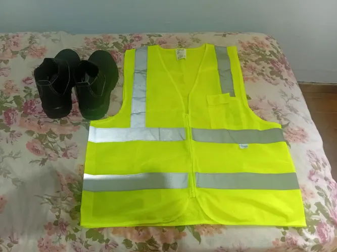 Bota e colete de segurança