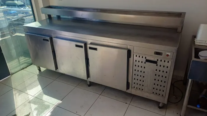 Bancada refrigerada com pista fria