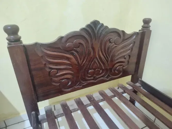 CAMA DE MADEIRA MACIÇA SOLTEIRO