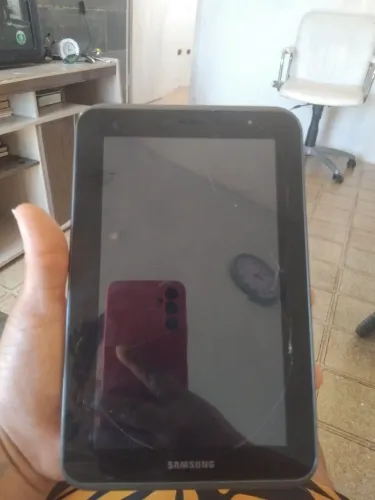 Tablet Samsung com apenas uns trincos na tela mas com todas as funcionalidades normais