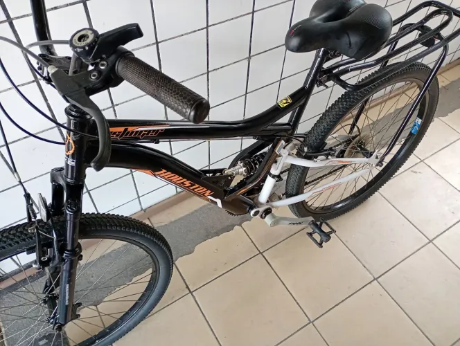 Vendo bicicleta aro 26 com suspensão traseira e dianteira em ótimo estado só pedalar. 