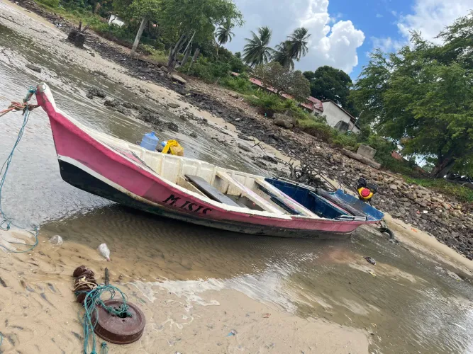 Barco de Fibra Com motor e cobertura