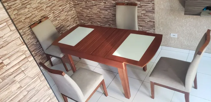 Mesa de jantar extensiva com tampo de vidro e 4 cadeiras almofadada