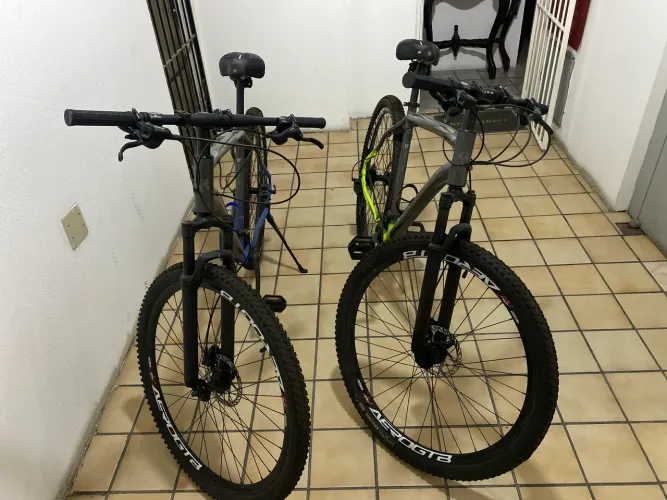 Bicicleta aro 29 amortecedores com trava freios hidráulicos cada