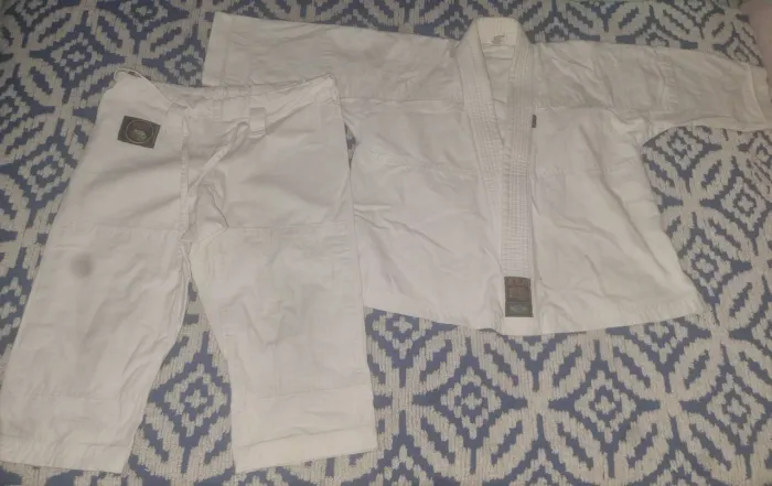 VENDO KIMONO MARCA KEN PARA CRIANÇAS 4 A 6. R$50,00