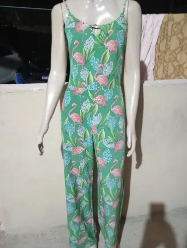 Lindo macacão semi-novo veste 40-42 moro em Parnamirim tenho bazar na feira