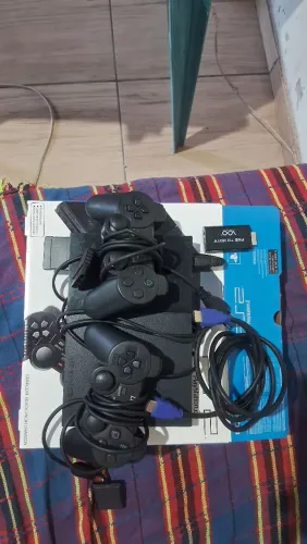 Vendo ps2 completo<br>1 memória card<br>2 controles<br>1 adaptador HDMI<br>1 conector HDMI