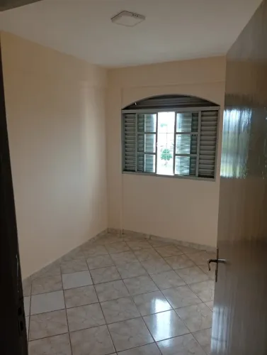 Aluga-se apartamento