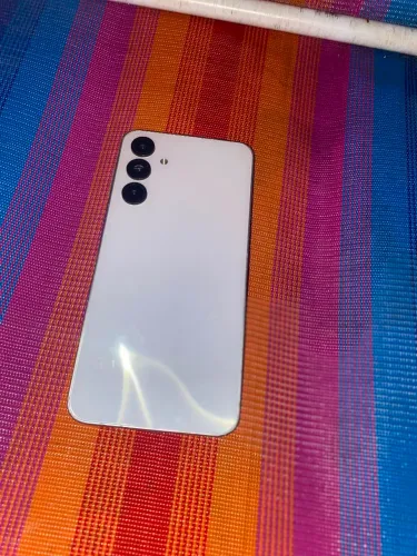 Galaxy A16, em ótimas condições, apenas um trincado, vem com película e capinha.