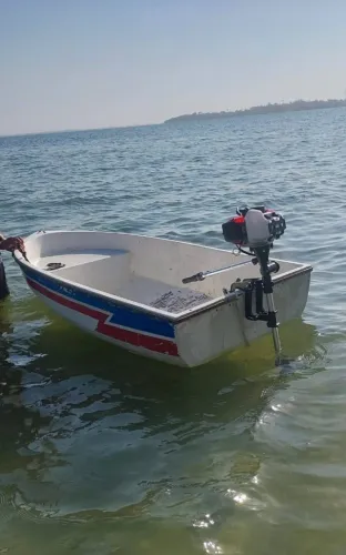 Barquinho de fibra com motor de roçadeira
