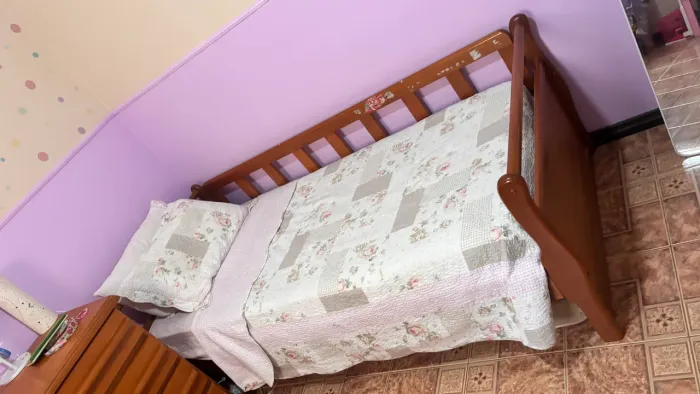 Cama de madeira maciça