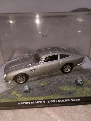 Miniatura carro 007 Aston Martin na caixa acrílica original para colecionador 