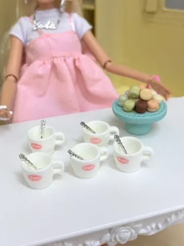 Kit xícaras e macarons Barbie