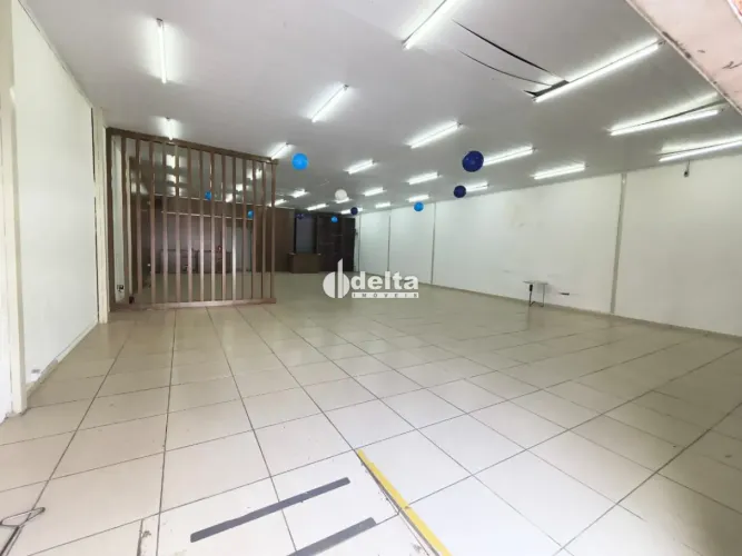Loja comercial com aproximadamente 200m² disponível para locação e venda no bairro Nossa S