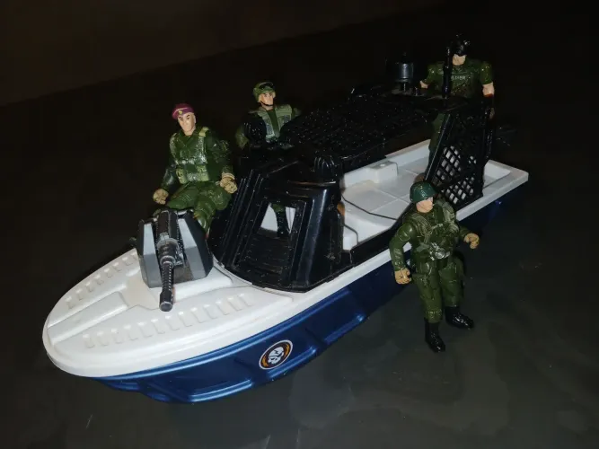 Barco com soldadinhos