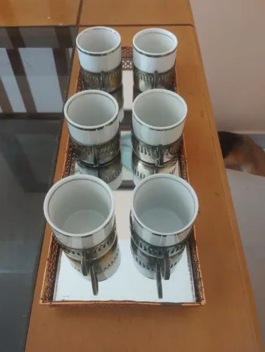 Conjunto de Xícaras de Café em Porcelana Vera Cruz c/Base Metálica e Bandeja Espelhada!