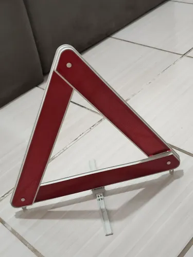 Triângulo de sinalização automotivo