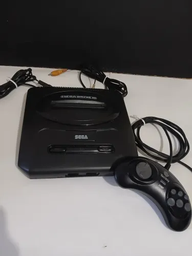 Video game Mega drive 3 com entrada para Sega CD e controle original 