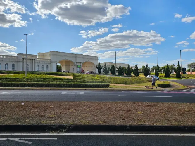Terreno a venda no Condomínio Jardim Versailles.