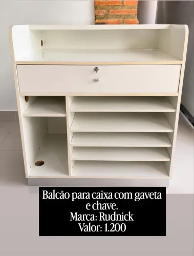 Móvel para caixa