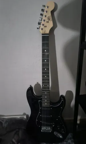 Guitarra strato 1 mês de comprada