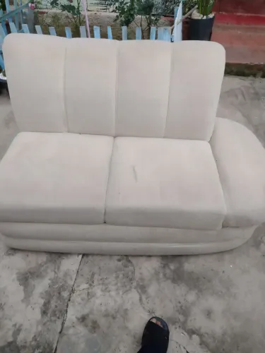 Vende se um sofá de dois lugares usado 