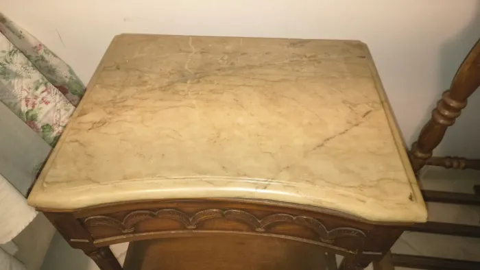 Criado mudo com tampo de mármore 
