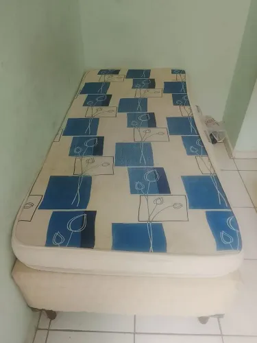 Vende-se cama box solteiro, com colchão. Pouco uso.