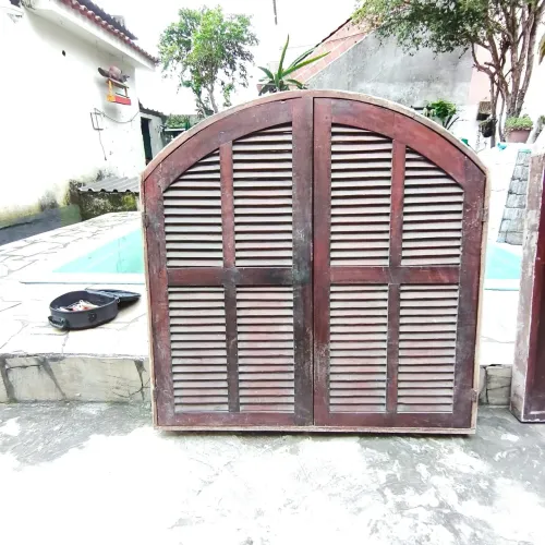 Porta, janela e 2 capela