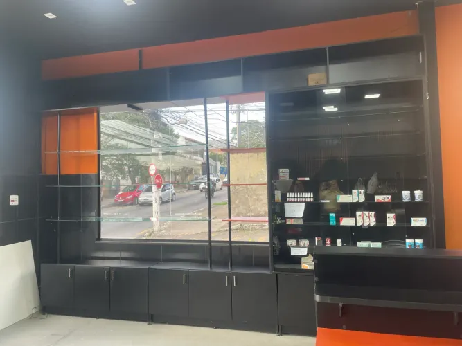 Armário com portas de vidros e prateleiras