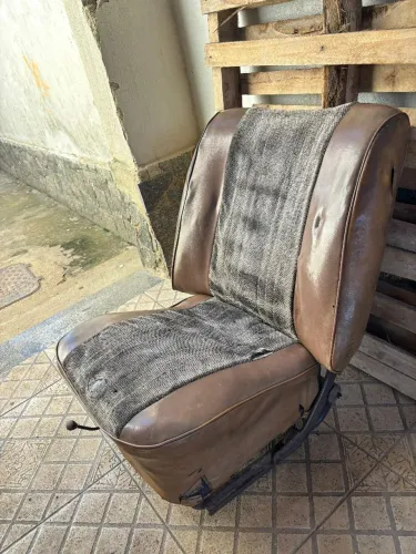 Banco baixo (caixote) marrom monocromático original Fusca 