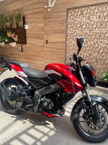 MOTO BAJAJ DOMINAR 200 - 2025
