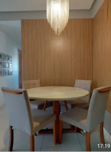 Mesa de jantar com 4 cadeiras